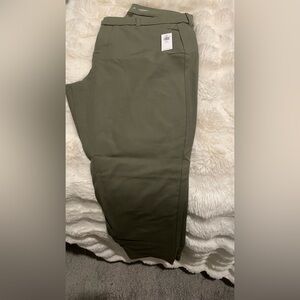 Old Navy Green skinny Pixie pants size 14 petite new with tags.